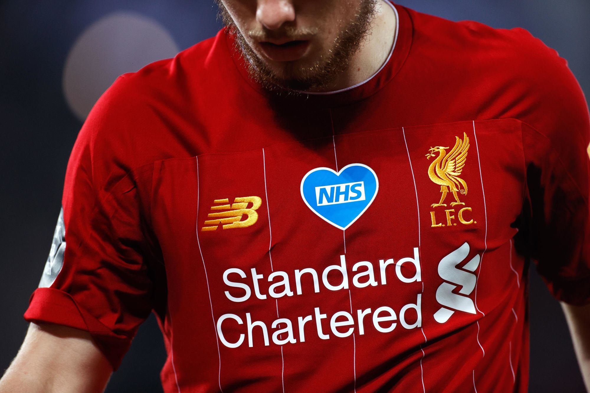 Sponsor maillot Liverpool est Standard Chartered