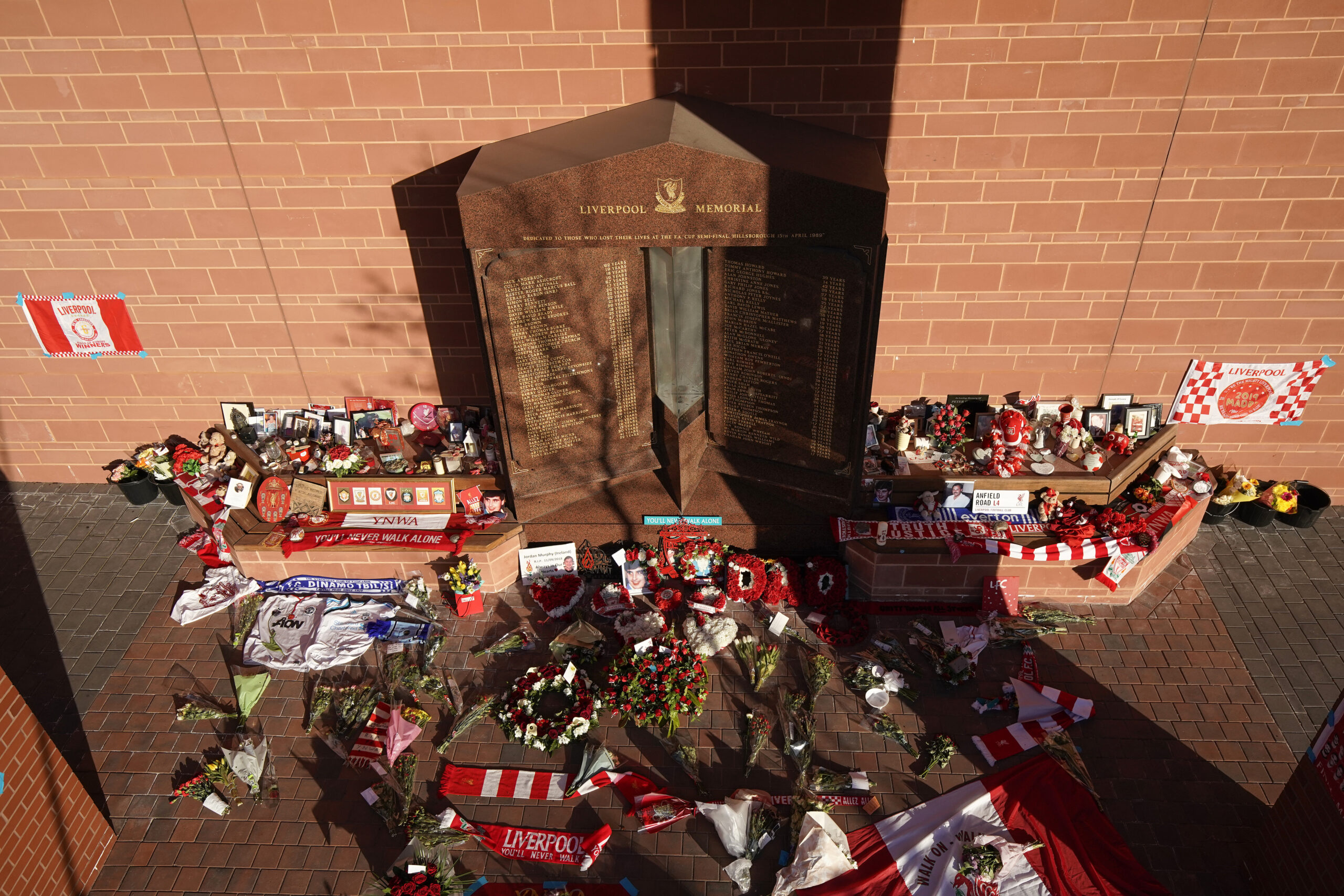 Memorial de la tragédie d'Hillsborough devant le stade de Liverpool à Anfield